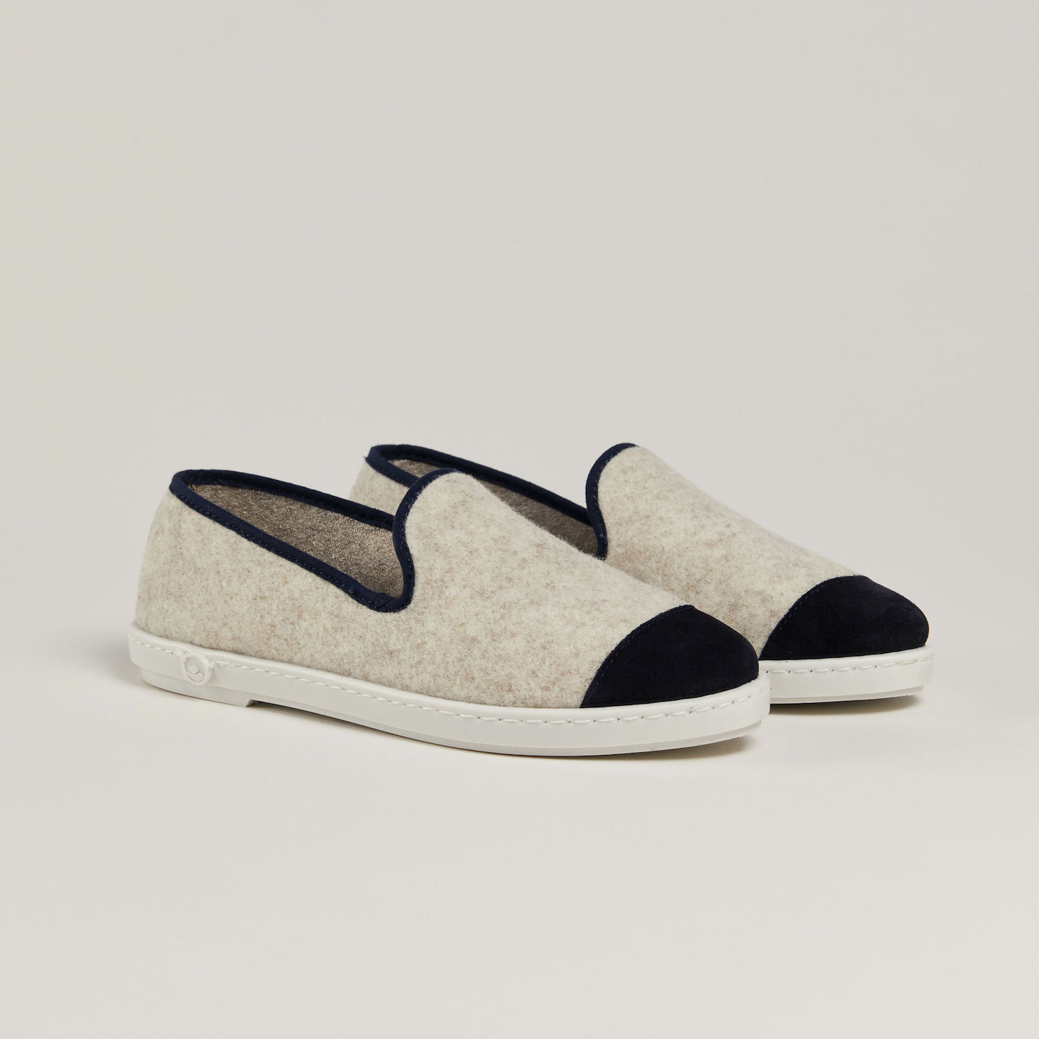 chausson femme en laine recyclée Beige Marine packshot vue portée devant