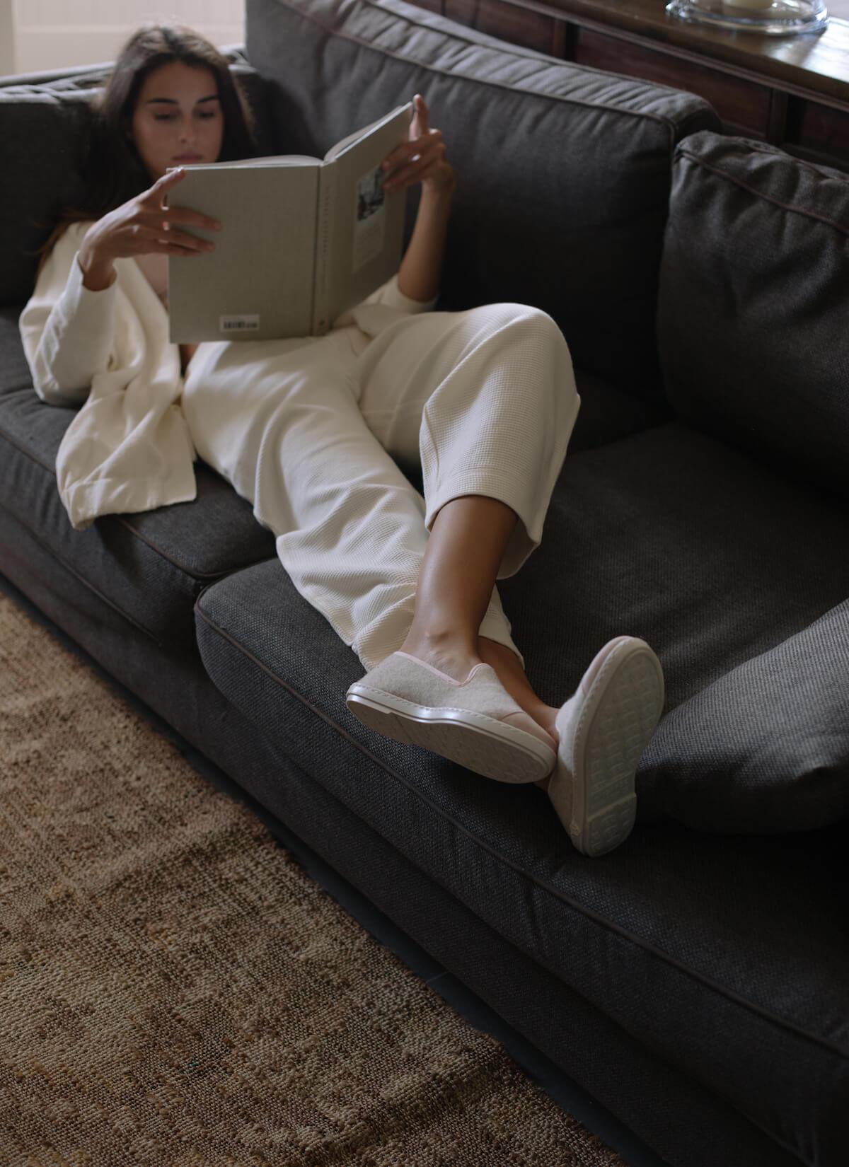 chausson femme en laine recyclée Beige Silver Pink vue portée canapé