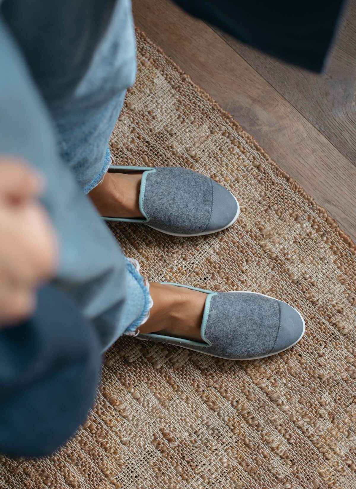 chausson femme en laine recyclée Grey Green vue portée de dessus