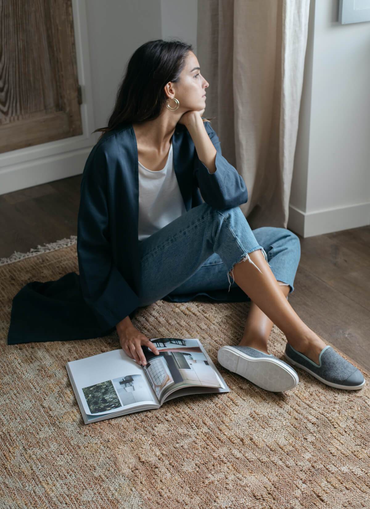 chausson femme en laine recyclée Grey Green vue portée de profil