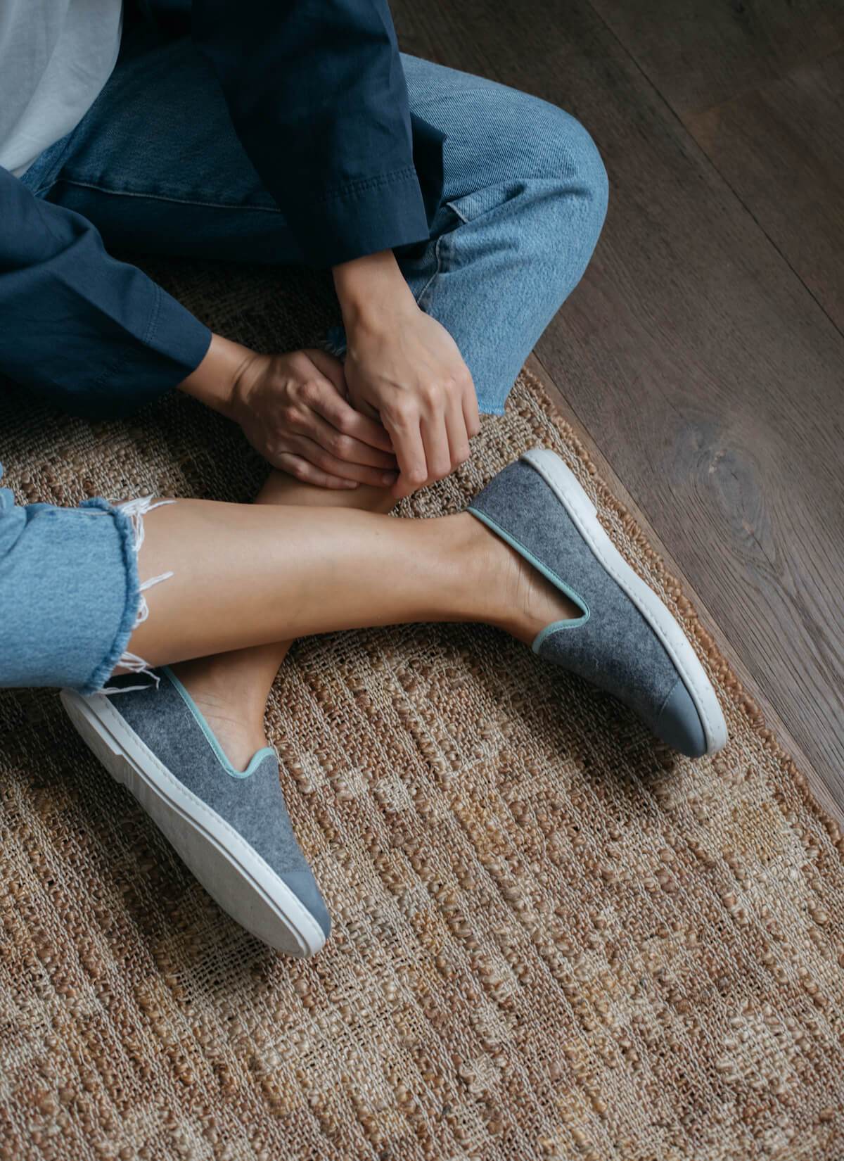 chausson femme en laine recyclée Grey Green vue portée jambes croisées