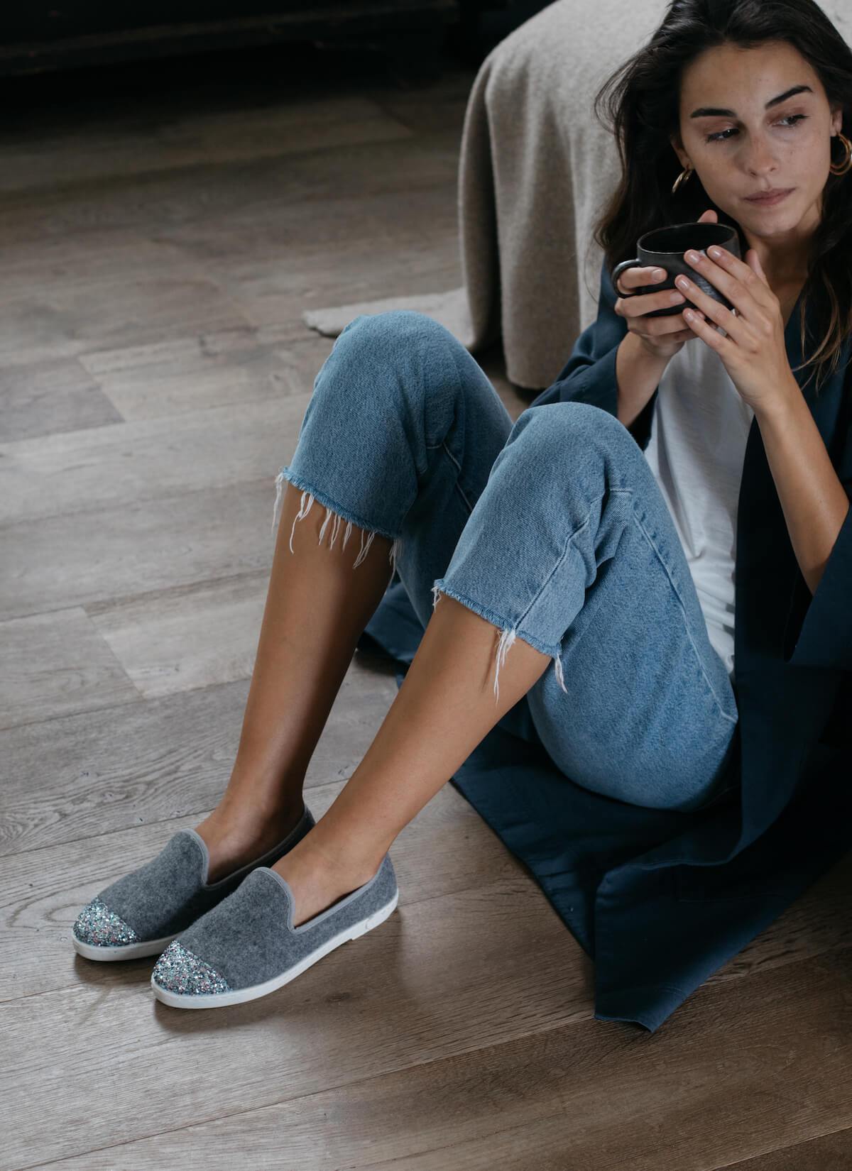 chausson femme en laine recyclée Grey Sparkling vue portée de devant