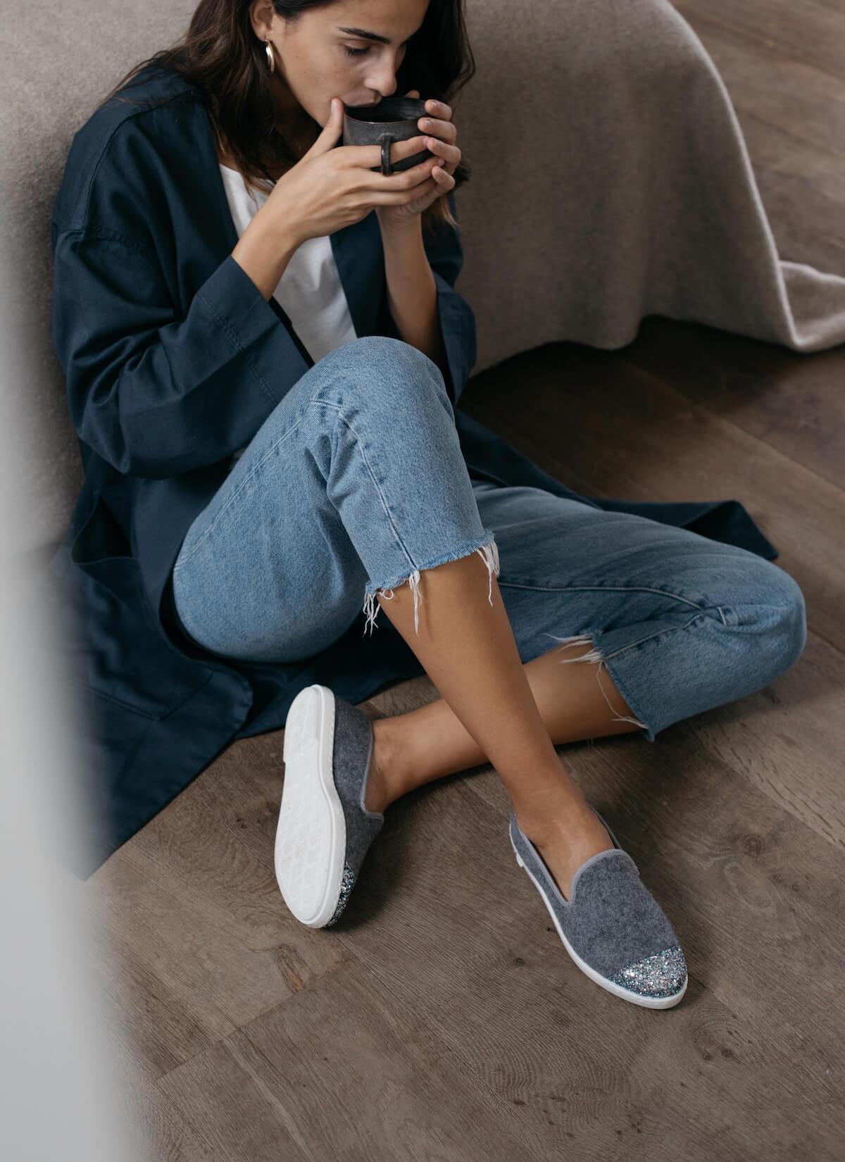 chausson femme en laine recyclée Grey Sparkling vue portée de devant