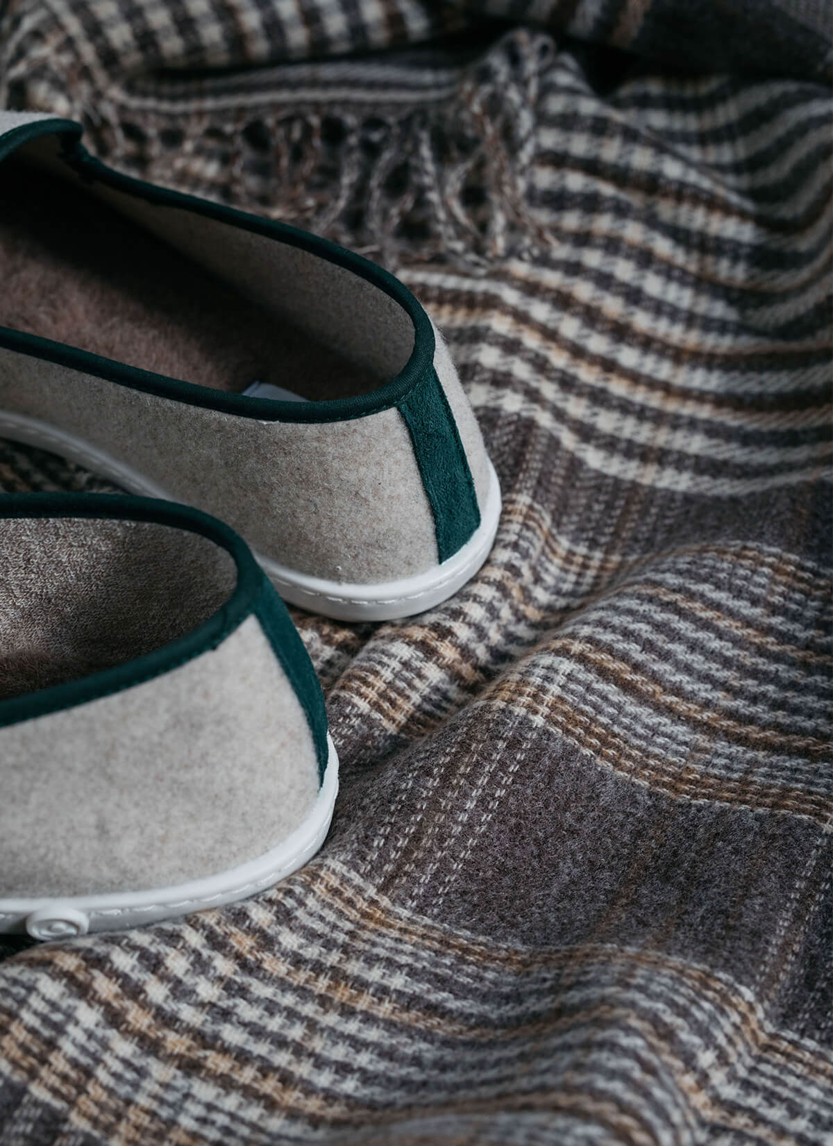 chausson homme en laine recyclée Beige Basilico vue packshot de dos