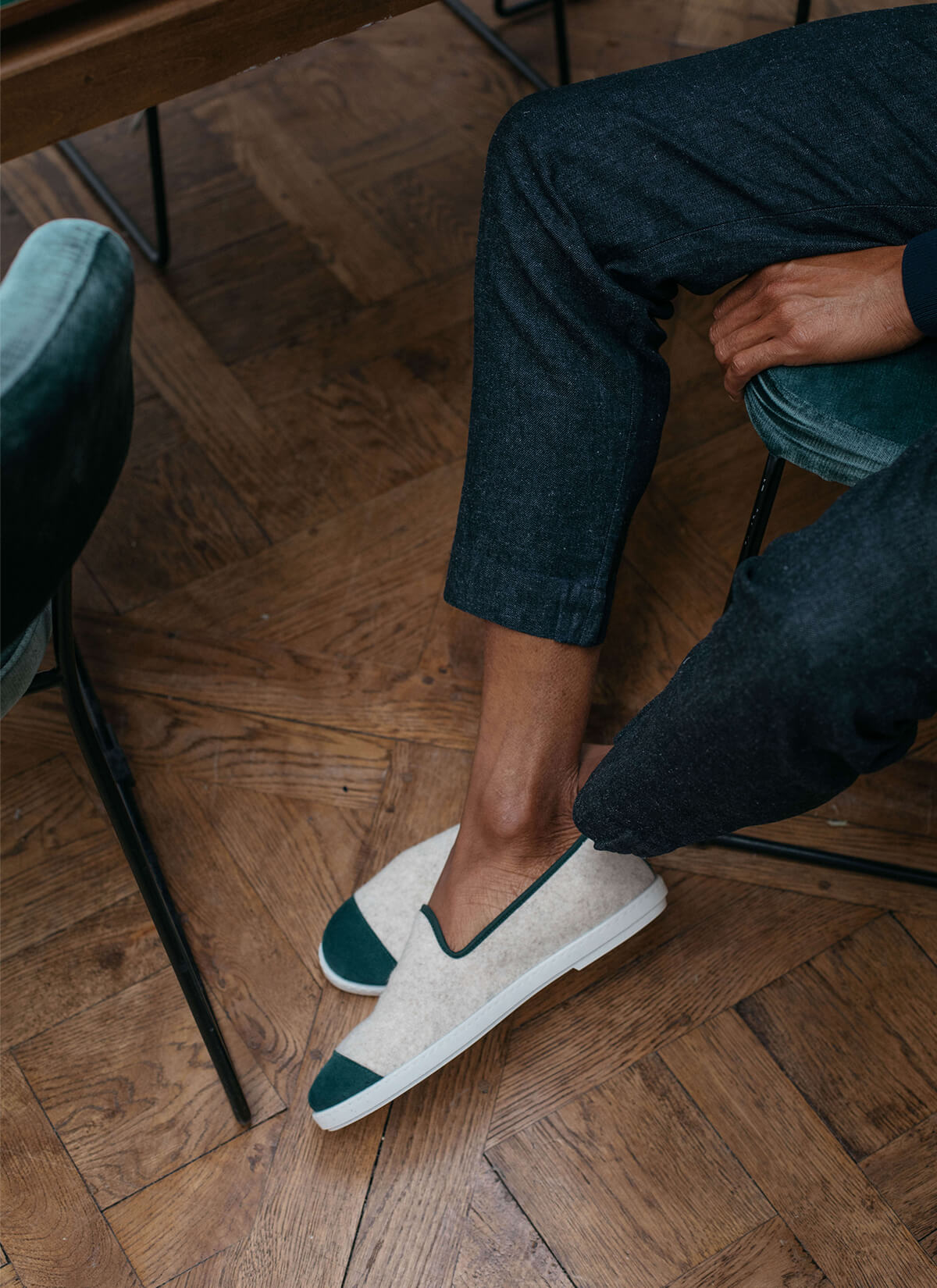 chausson homme en laine recyclée Beige Basilico vue portée de haut jambes croisées