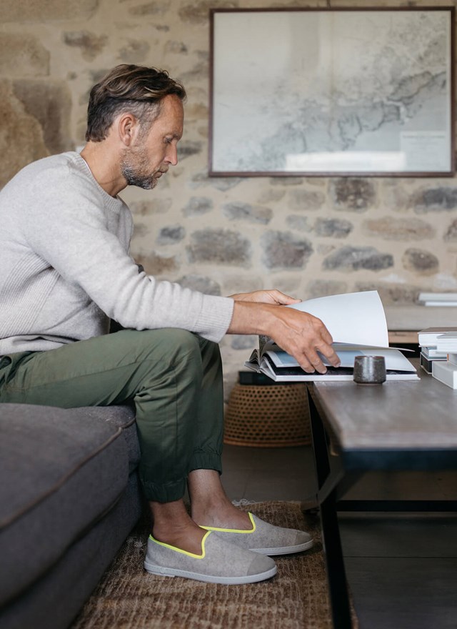 chausson homme en laine recyclée Beige Fluo Jaune vue portée de profil