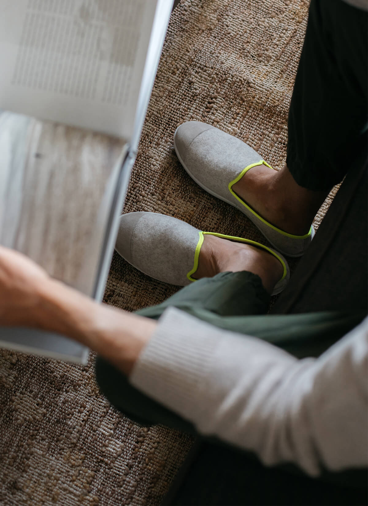 chausson homme en laine recyclée Beige Fluo Jaune vue portée de dessus