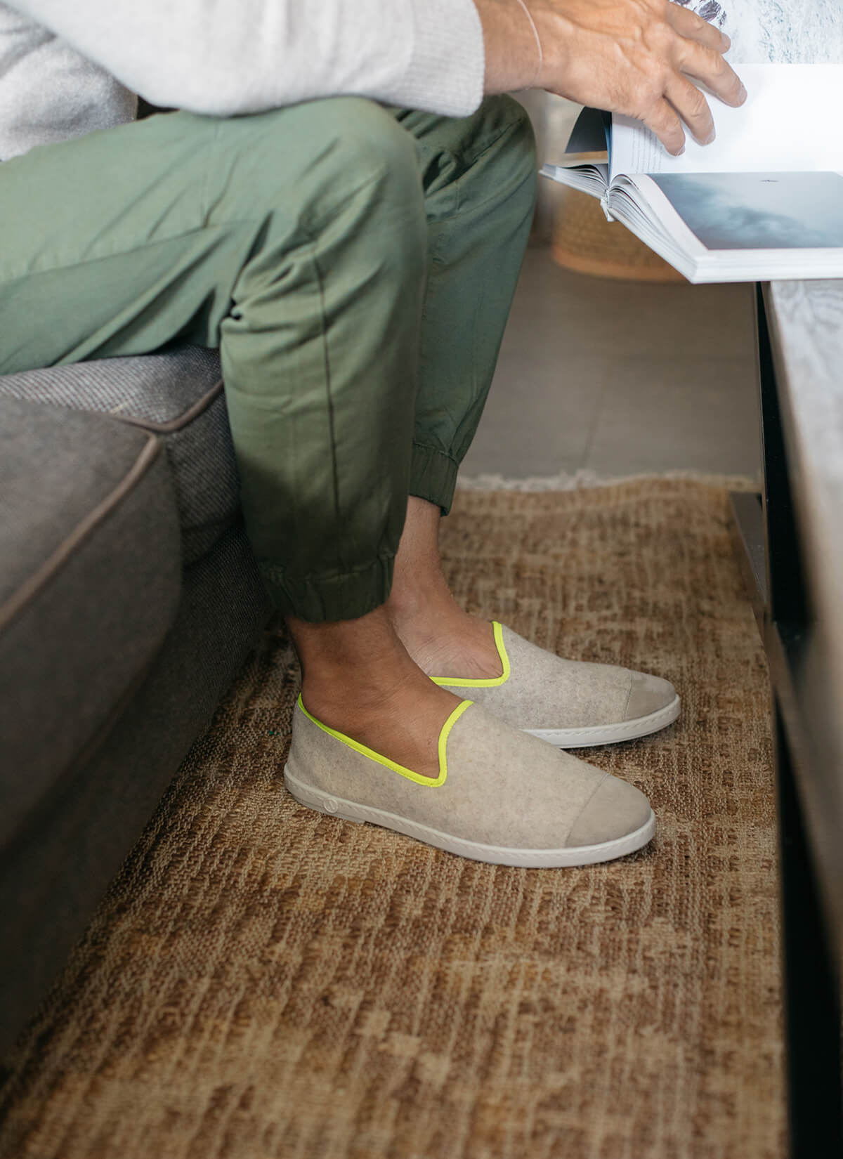 chausson homme en laine recyclée Beige Fluo Jaune vue portée de profil