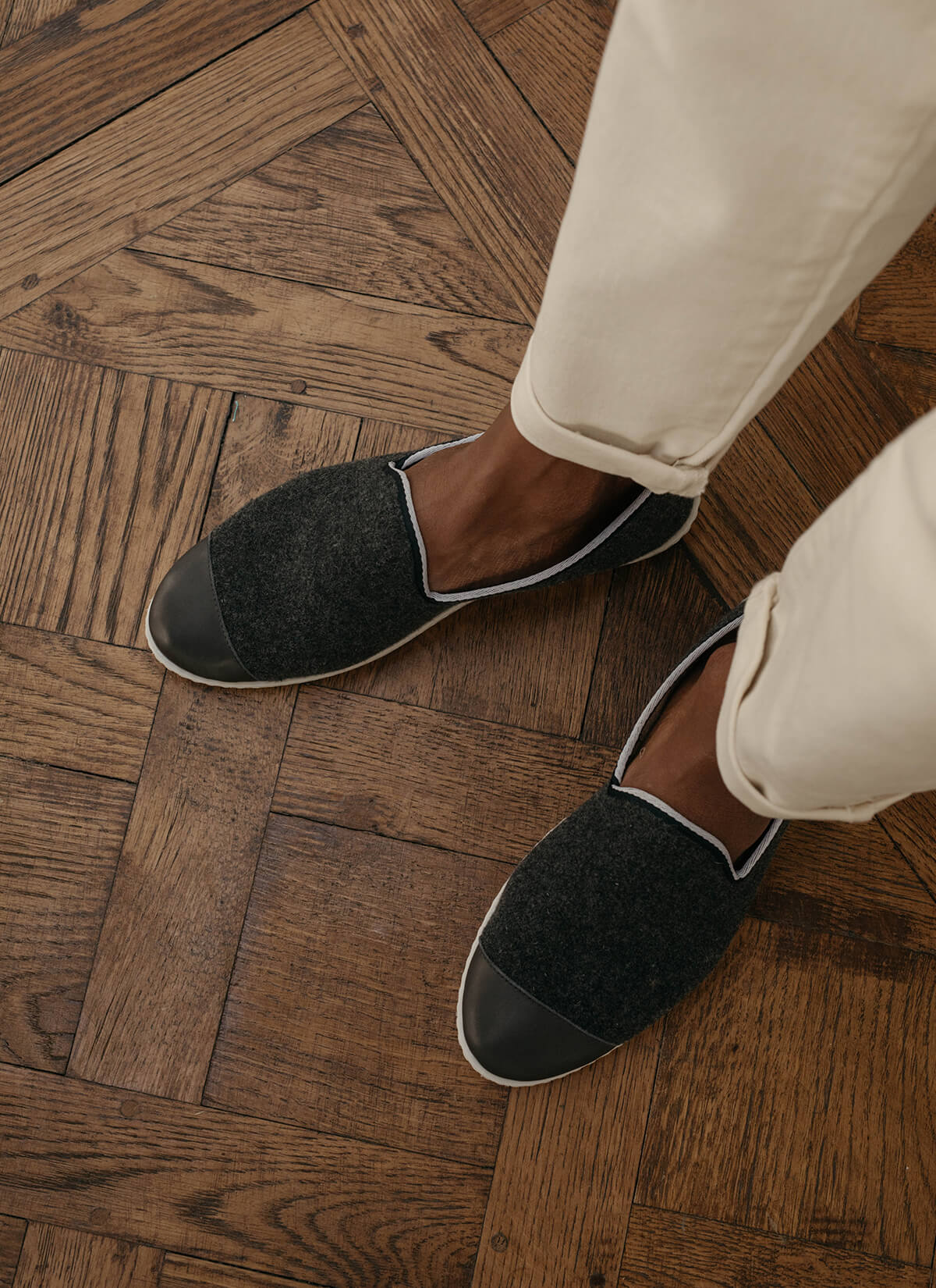 chausson homme en laine recyclée Grey Flag vue portée de dessus