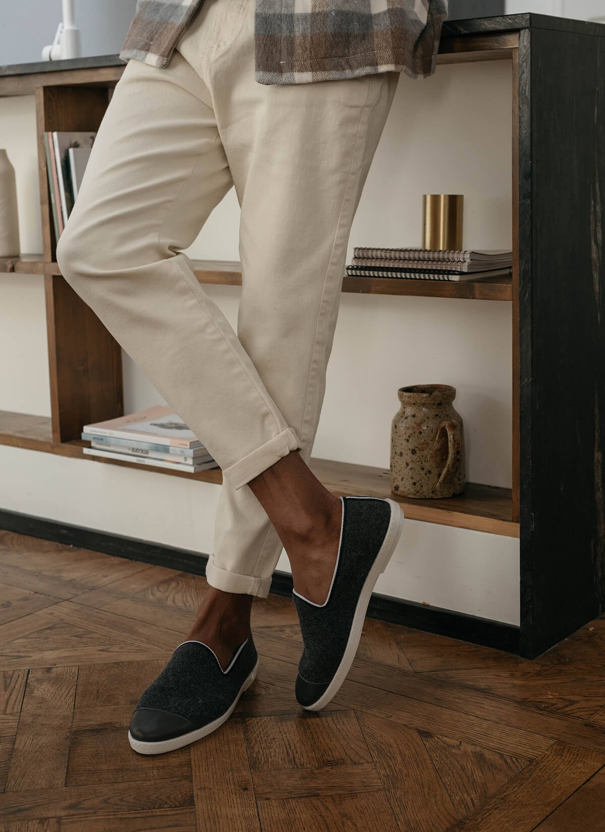 chausson homme en laine recyclée Grey Flag vue portée de profil