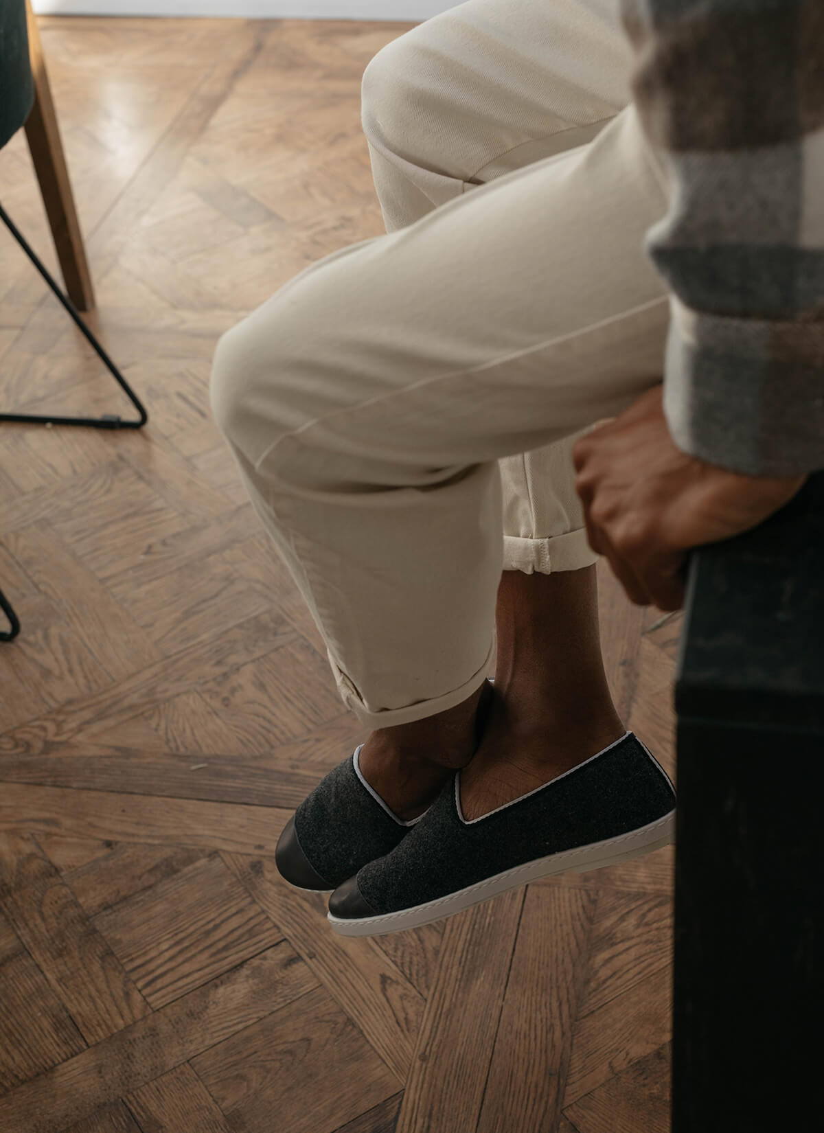 chausson homme en laine recyclée Grey Flag vue portée de profil jambes croisées