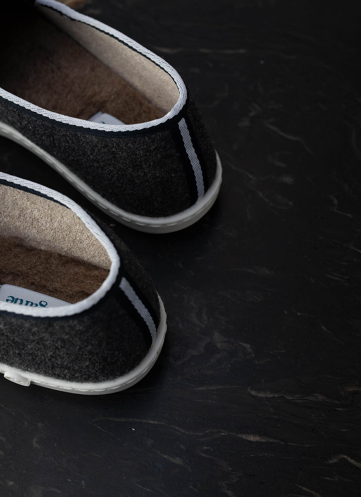 chausson homme en laine recyclée Grey Flag vue packshot de dos