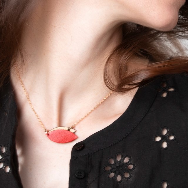 Collier en bois et cuir MINI PETALE rouge 5