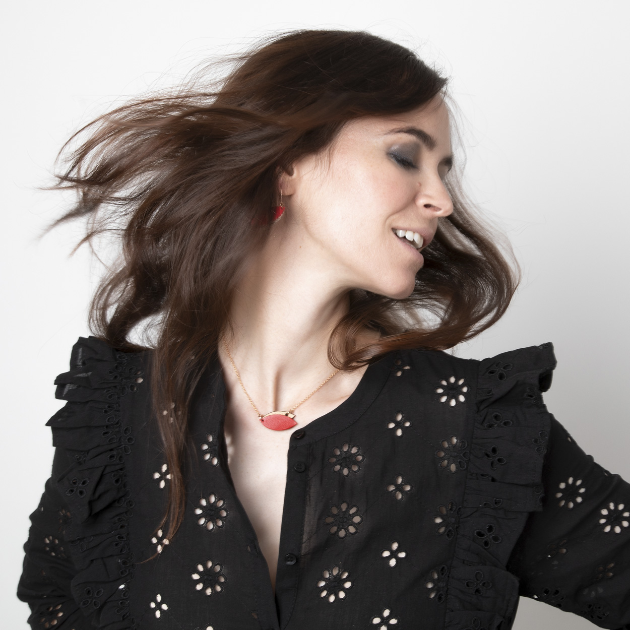 Collier en bois et cuir MINI PETALE rouge 3