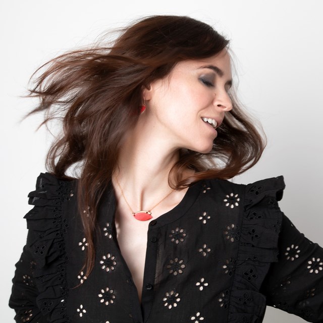 Collier en bois et cuir MINI PETALE rouge 3