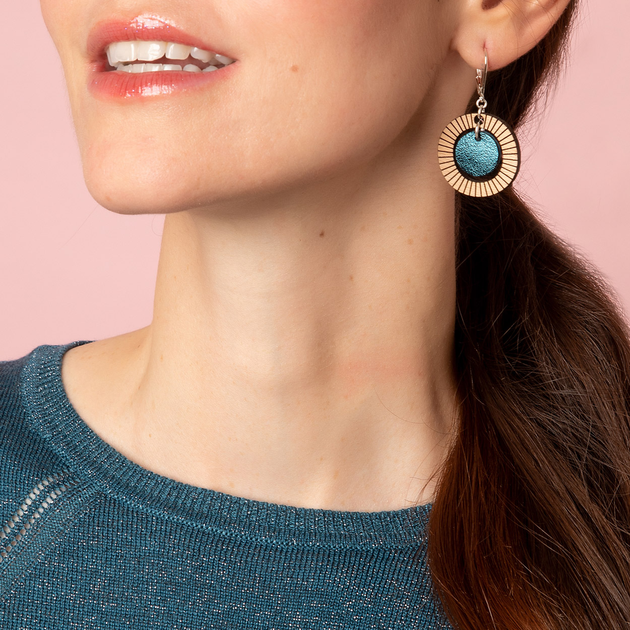 Boucles d'oreilles en bois et cuir BULLE bleu pétrole  4