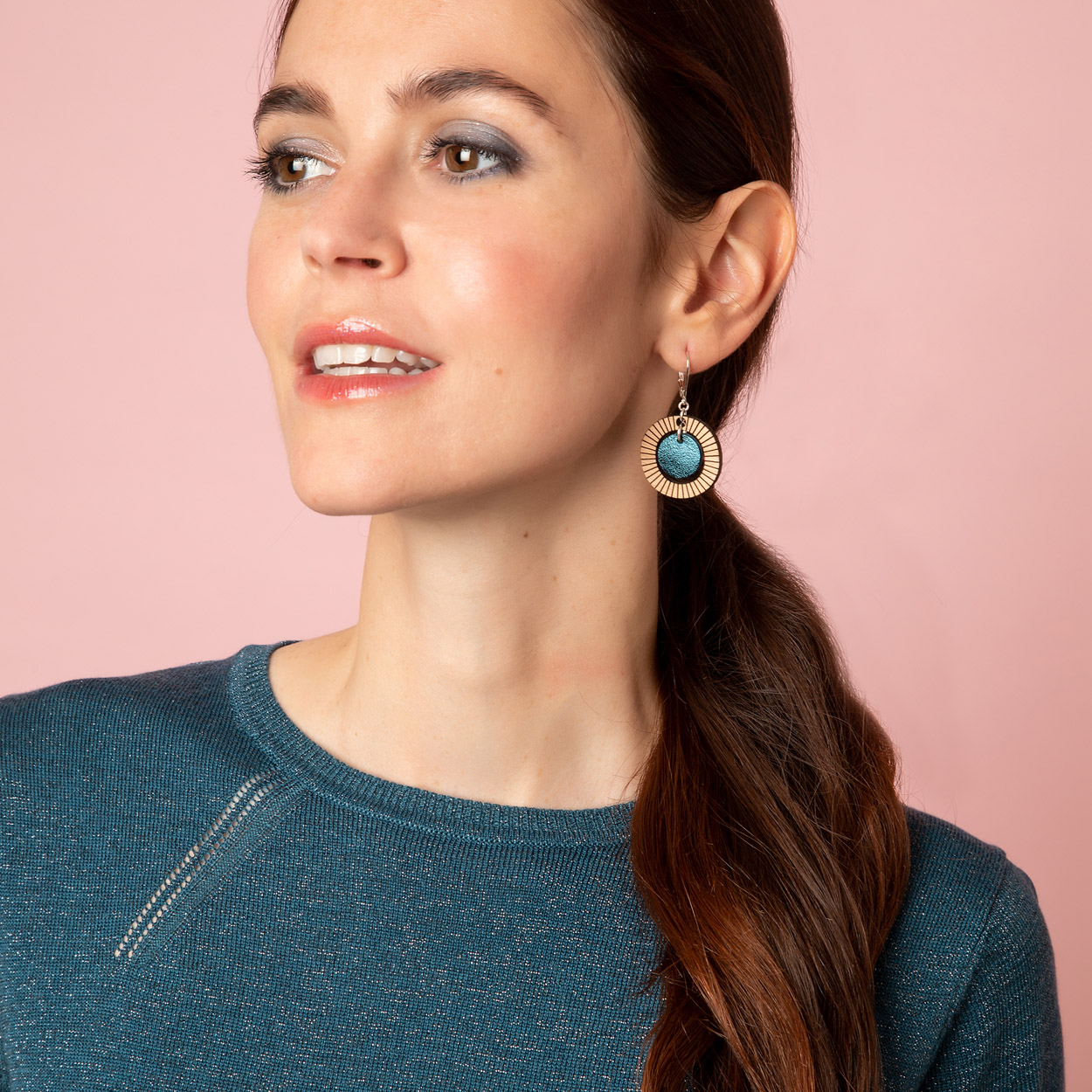 Boucles d'oreilles en bois et cuir BULLE bleu pétrole  5