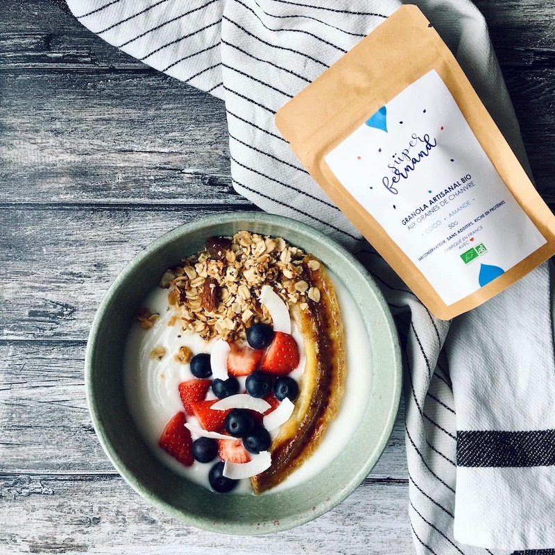 bol de yaourt avec fruits et granola coco/amande