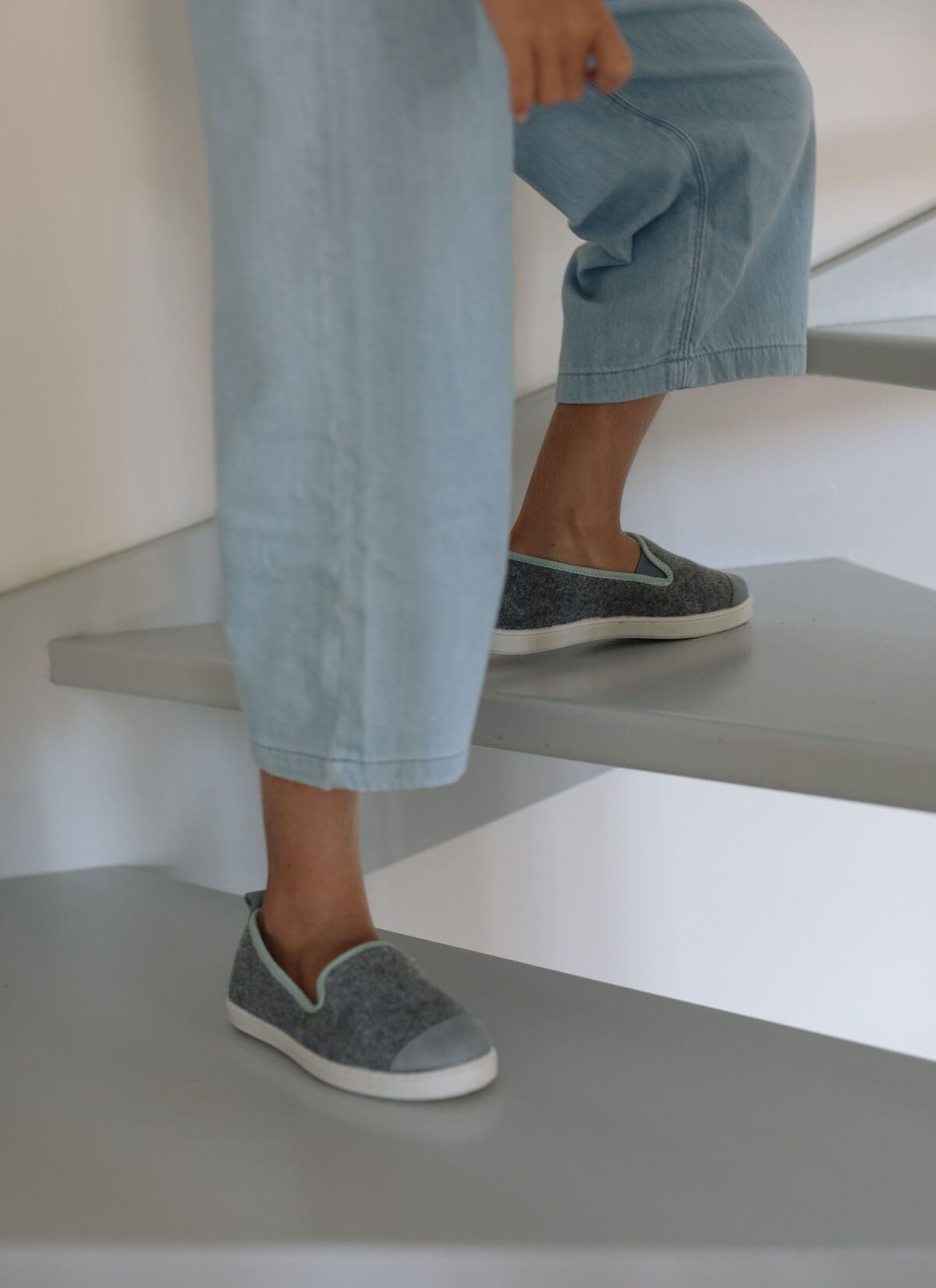 chausson enfant en laine recyclée Grey Green vue portée de profil