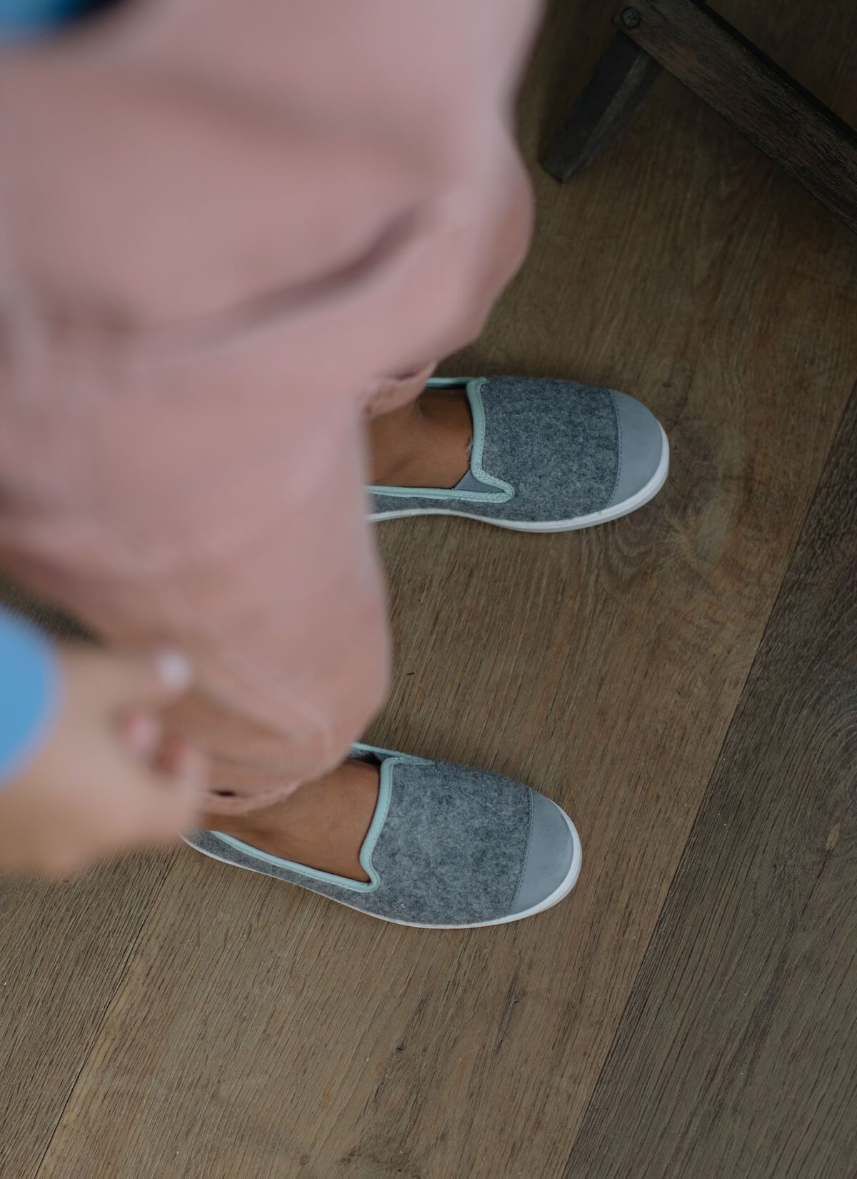 chausson enfant en laine recyclée Grey Green vue portée de dessus