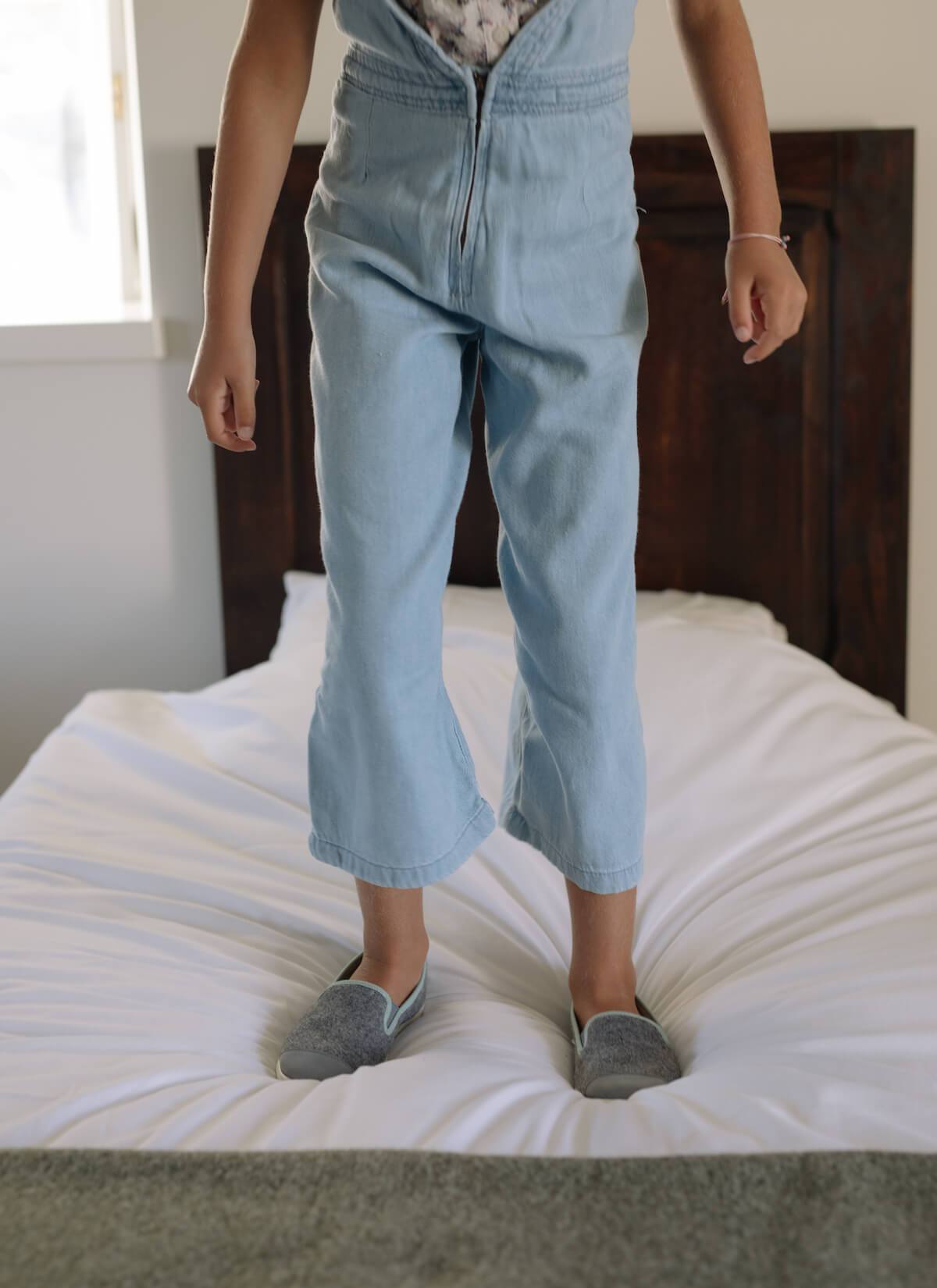 chausson enfant en laine recyclée Grey Green vue portée de devant