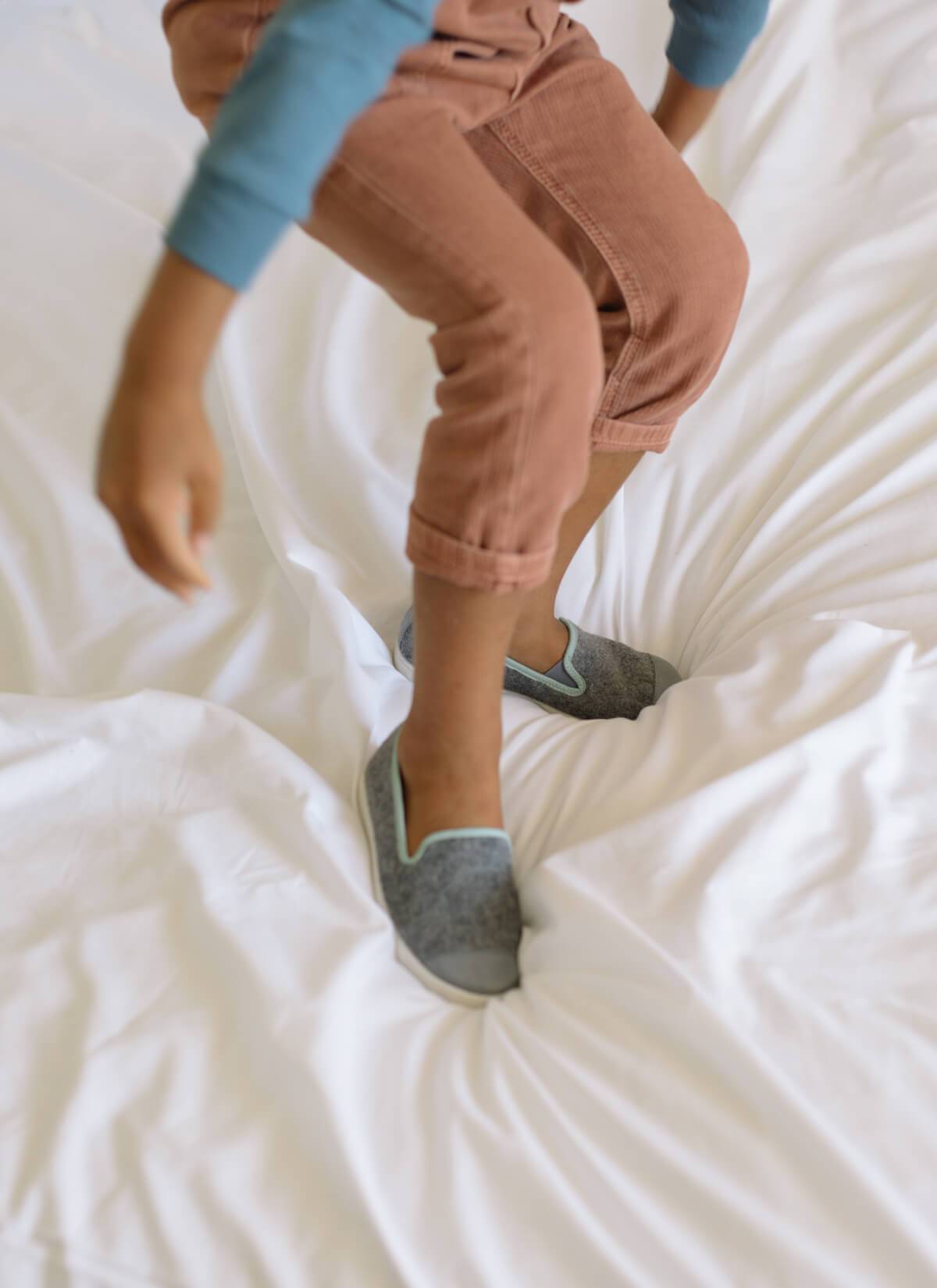 chausson enfant en laine recyclée Grey Green vue portée de devant