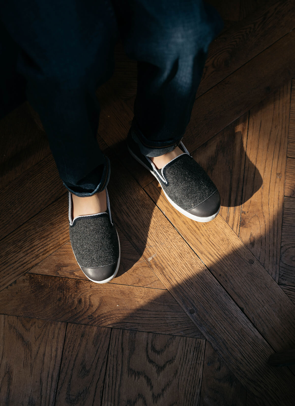 chausson enfant en laine recyclée Grey Flag vue portée