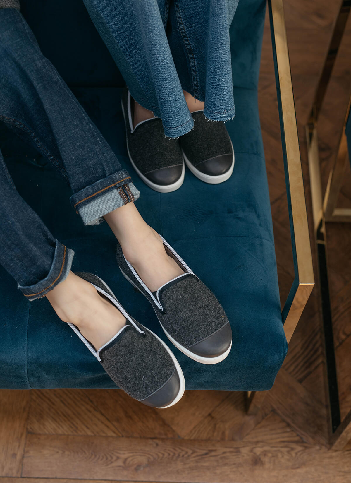 chausson enfant en laine recyclée Grey Flag vue portée