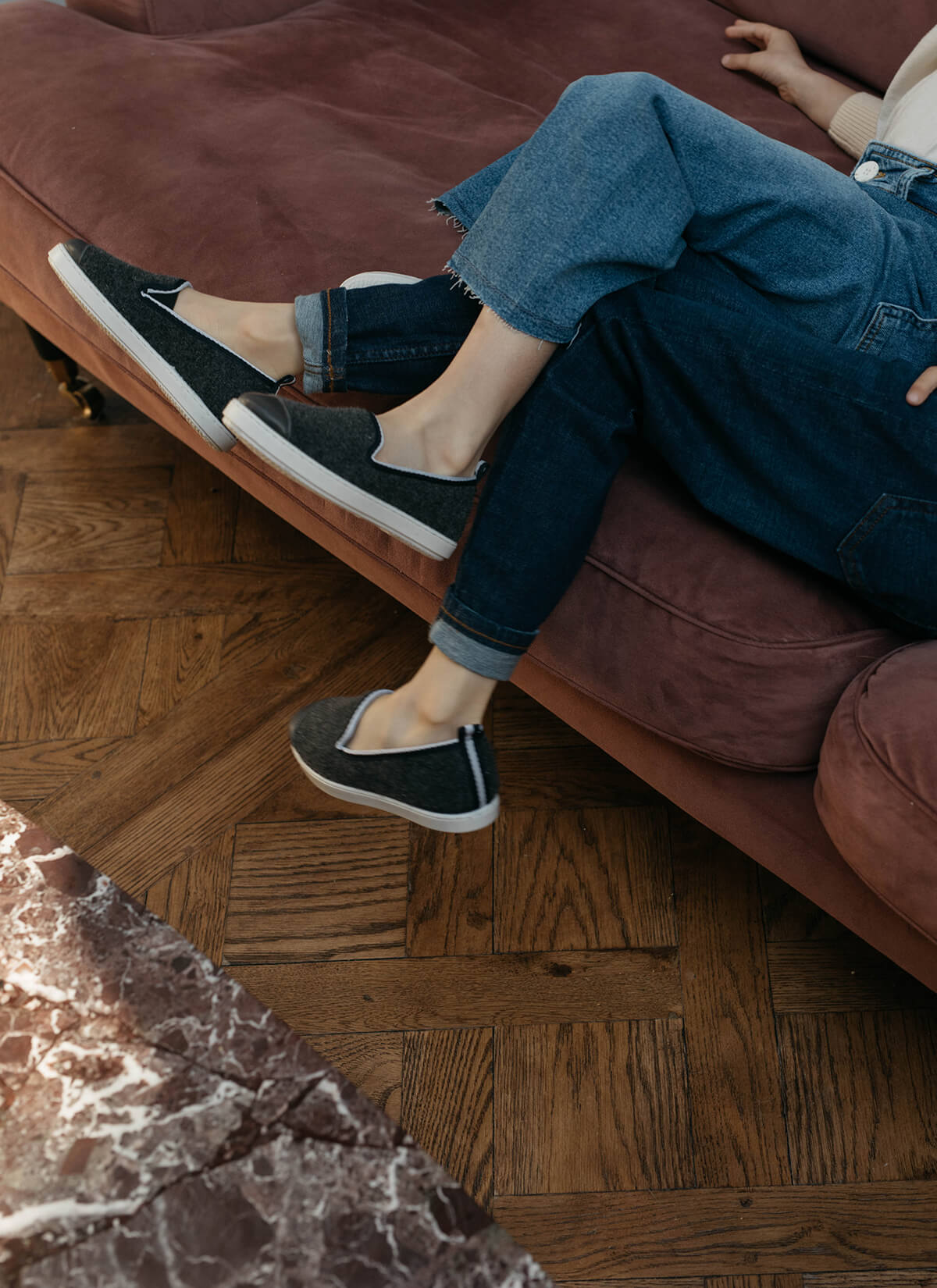 chausson enfant en laine recyclée Grey Flag vue portée canapé