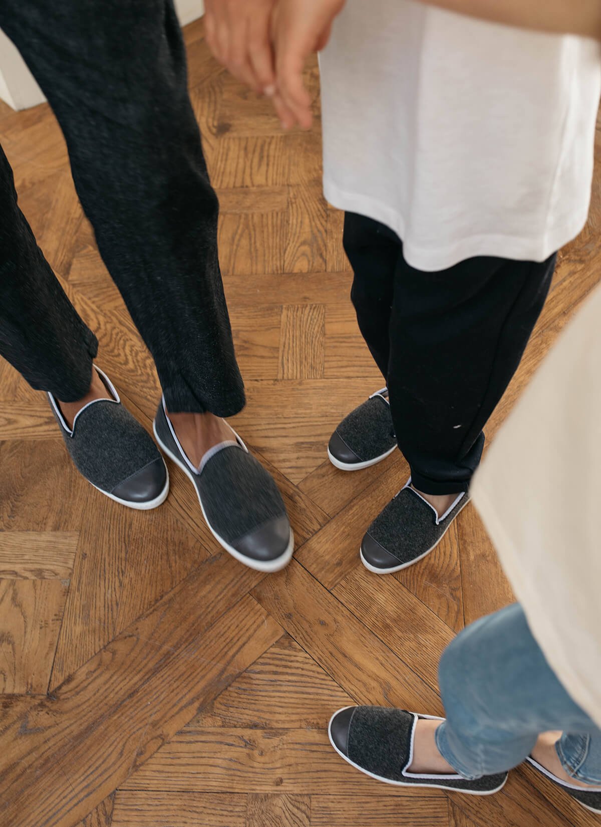 chausson enfant en laine recyclée Grey Flag vue portée de dessus