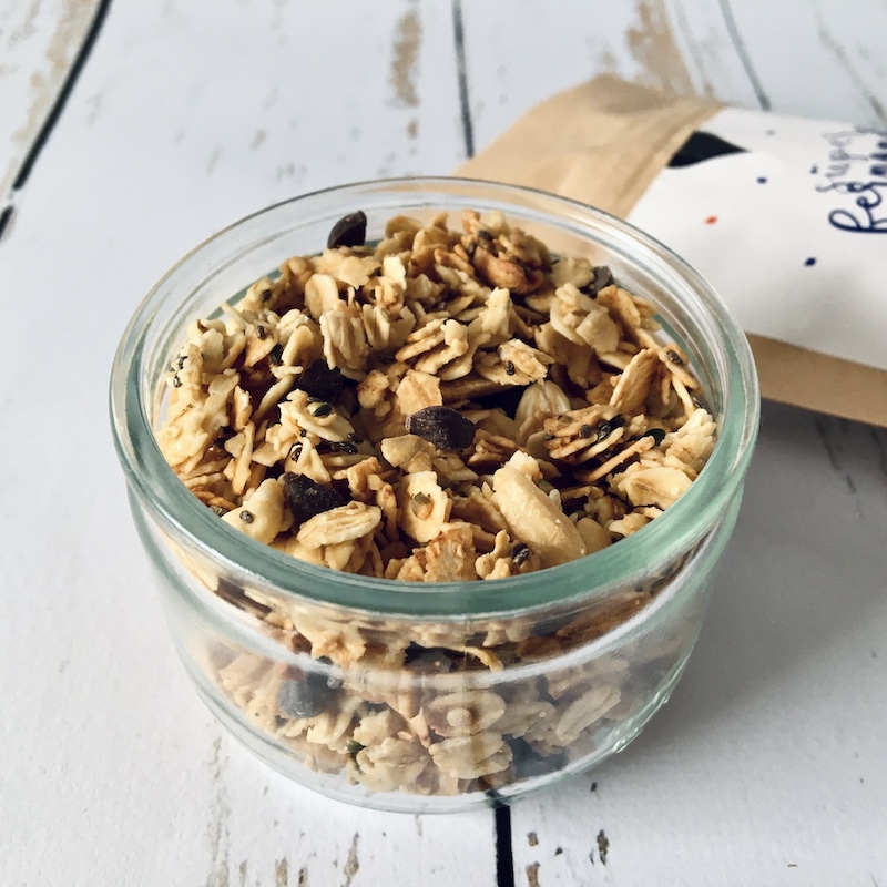 zoom sur le granola chocolat/cacahuète