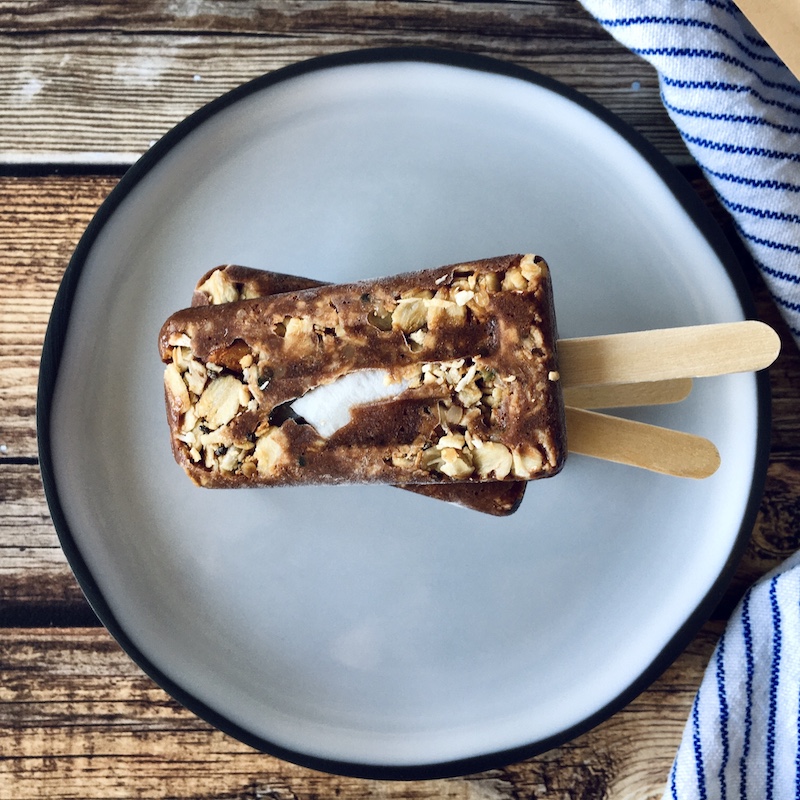 petites glaces bâtonnets au chocolat avec granola chocolat/cacahuète
