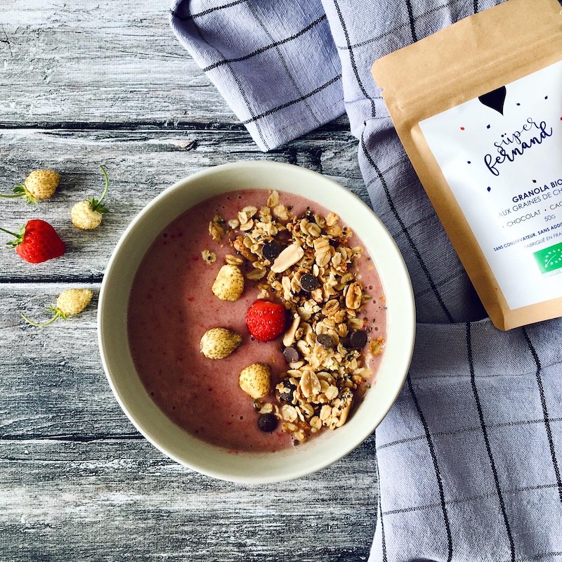 bol de crème glacée à la banane et aux fraises avec du granola chocolat/cacahuète