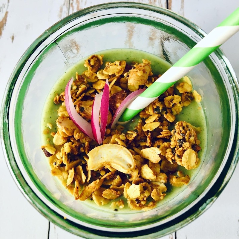 gaspacho tomate verte/concombre avec du granola cumin/cajou/curcuma et une paille verte et blanche