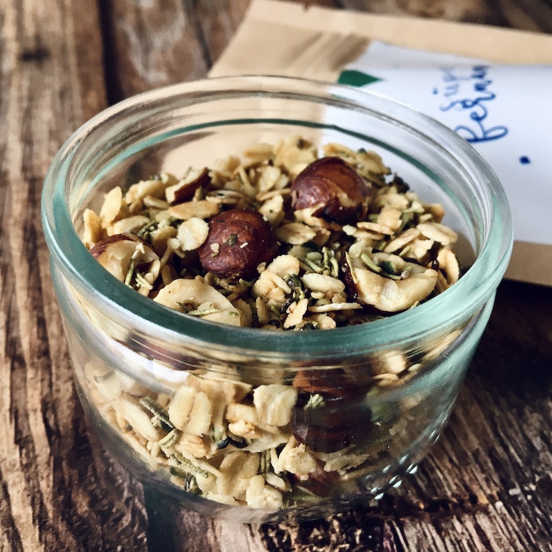 zoom sur le granola romarin/noisette