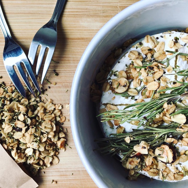 camembert rôti au miel avec du granola romarin/noisette