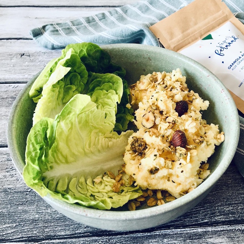 bol de polenta au parmesan et granola romarin/noisette avec feuille de salade