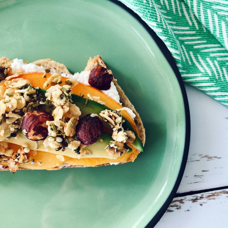 tartine ricotta kaki avocat et granola romarin/noisette