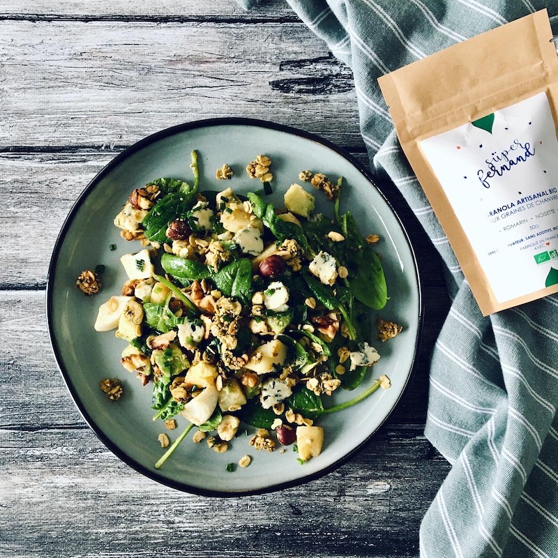 assiette de mâche bleu pomme-de-terre noix et granola romarin/noisette