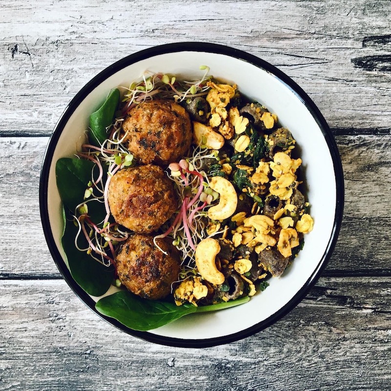 bol de pâtes au sarrasin, épinards, falafels, graines germées et granola cumin/cajou/curcuma
