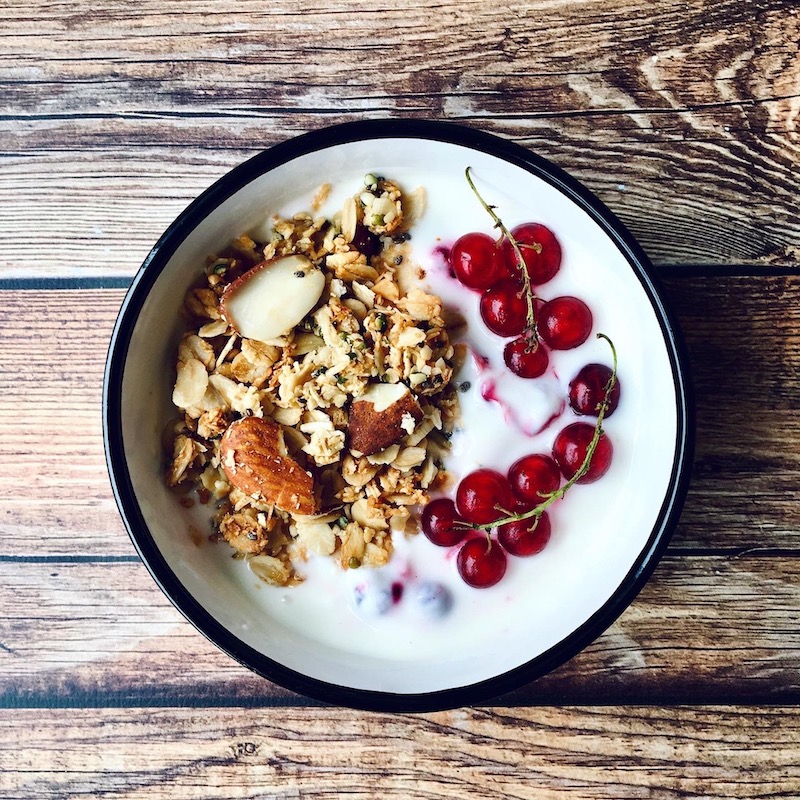 bol de yaourt avec groseilles et granola coco/amande