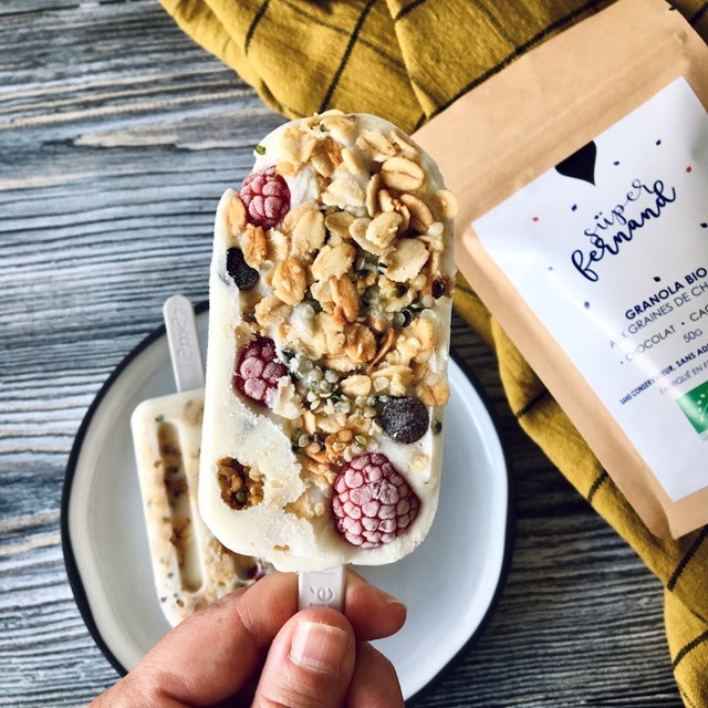 bâtonnet de glace au yaourt avec framboises et granola chocolat/cacahuète