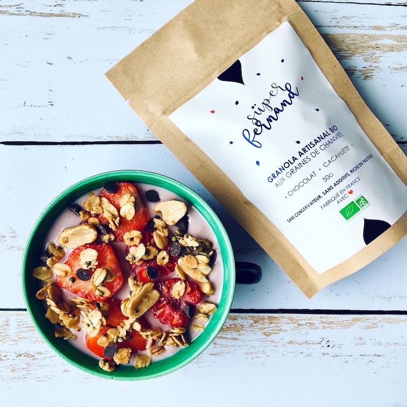 bol de yaourt soja myrtille avec fraises et granola chocolat/cacahuète