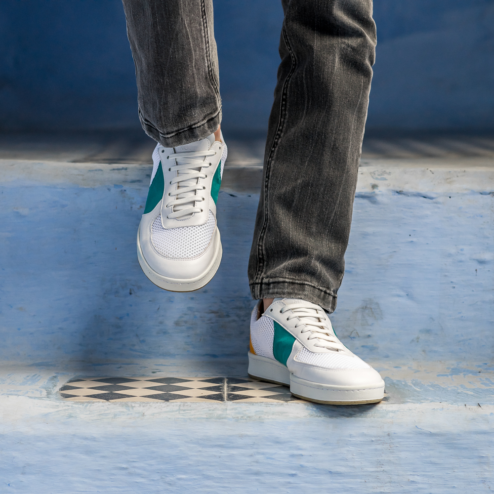 baskets unisexes Orient blanc jade et safran 100% recyclées, végétales et naturelles portées face