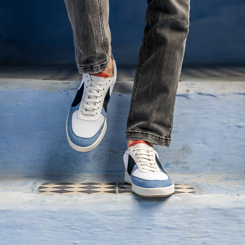 baskets unisexes Orient blanc bleu et brique 100% recyclées, végétales et naturelles portées face