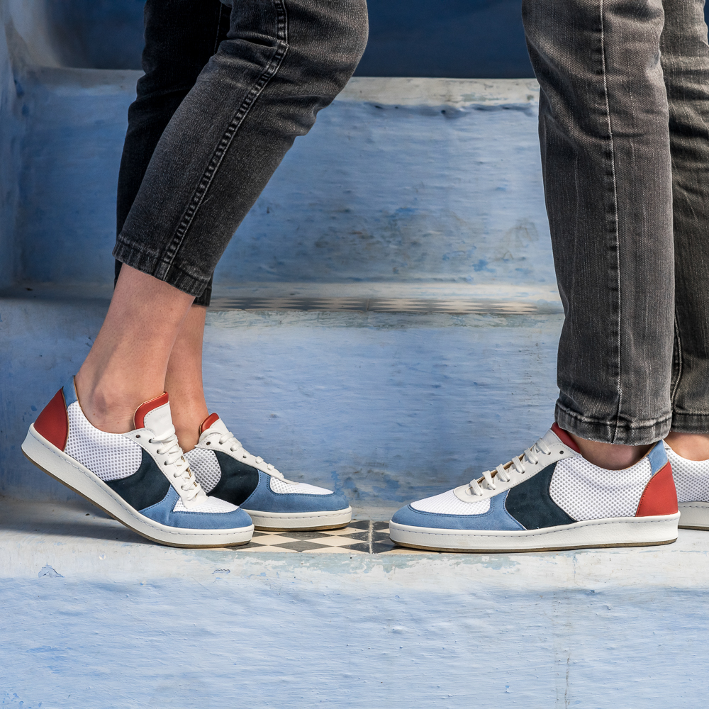 baskets unisexes Orient blanc bleu et brique 100% recyclées, végétales et naturelles portées profil