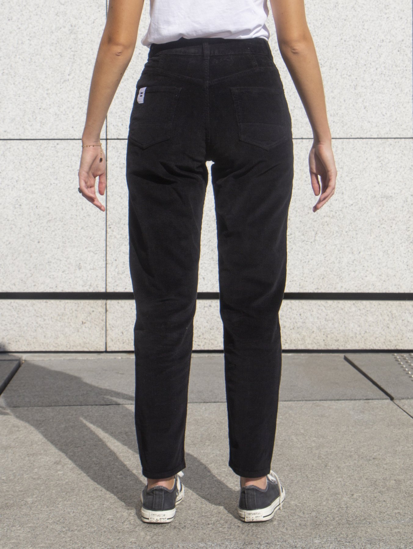 LE PANTALON MOM NOIR PROFOND 3