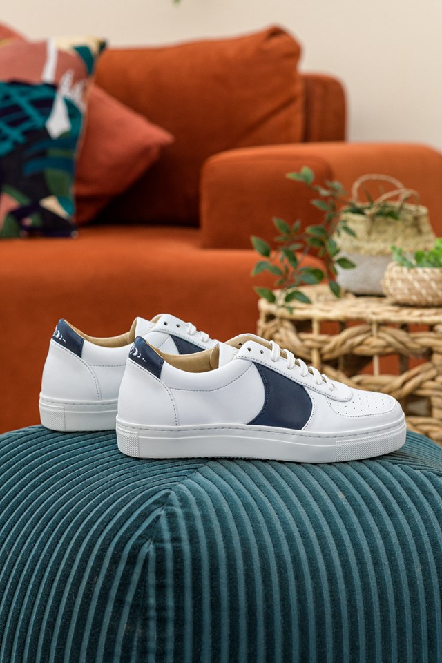 baskets unisexes Montalcino blanc et bleu 100% recyclées, végétales et naturelles de profil