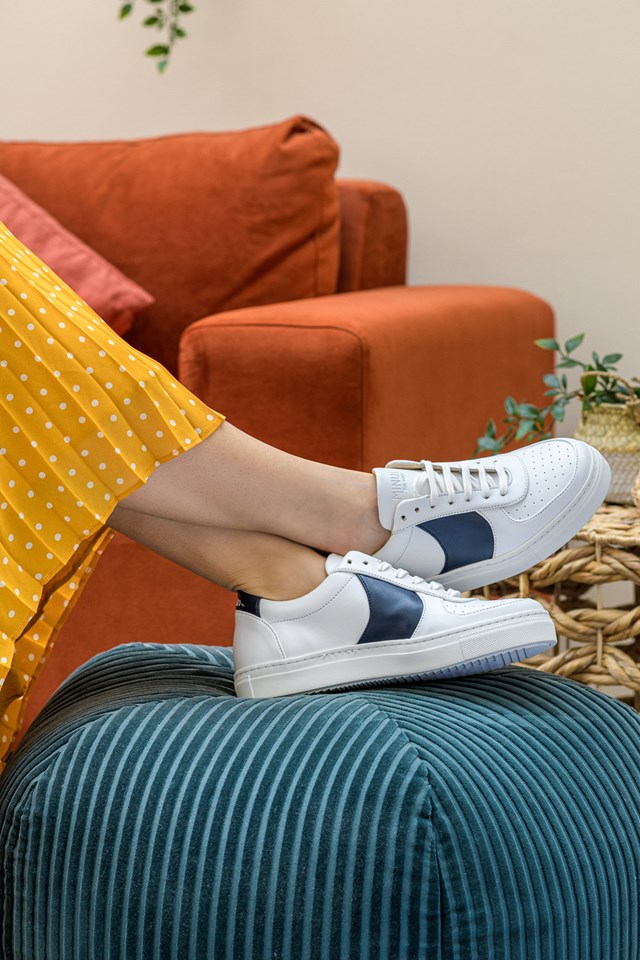 baskets unisexes Montalcino blanc et bleu 100% recyclées, végétales et naturelles portées de profil