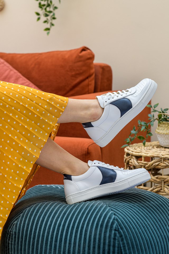 baskets unisexes Montalcino blanc et bleu 100% recyclées, végétales et naturelles portées de profil